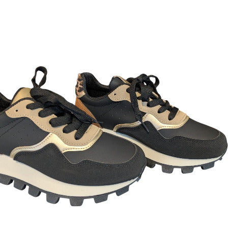 Sneaker schwarz mit Noppen