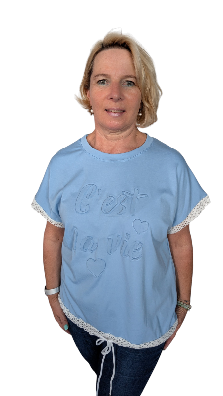 T-Shirt "c est la vie" hellblau