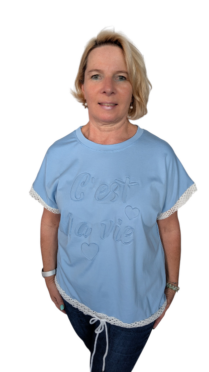 T-Shirt "c est la vie" hellblau