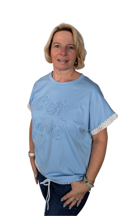 T-Shirt "c est la vie" hellblau